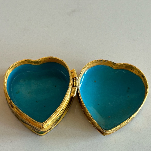 Petite Cloisonné heart shaped trinket box hand painted with flowers and etched - Picture 3 of 7